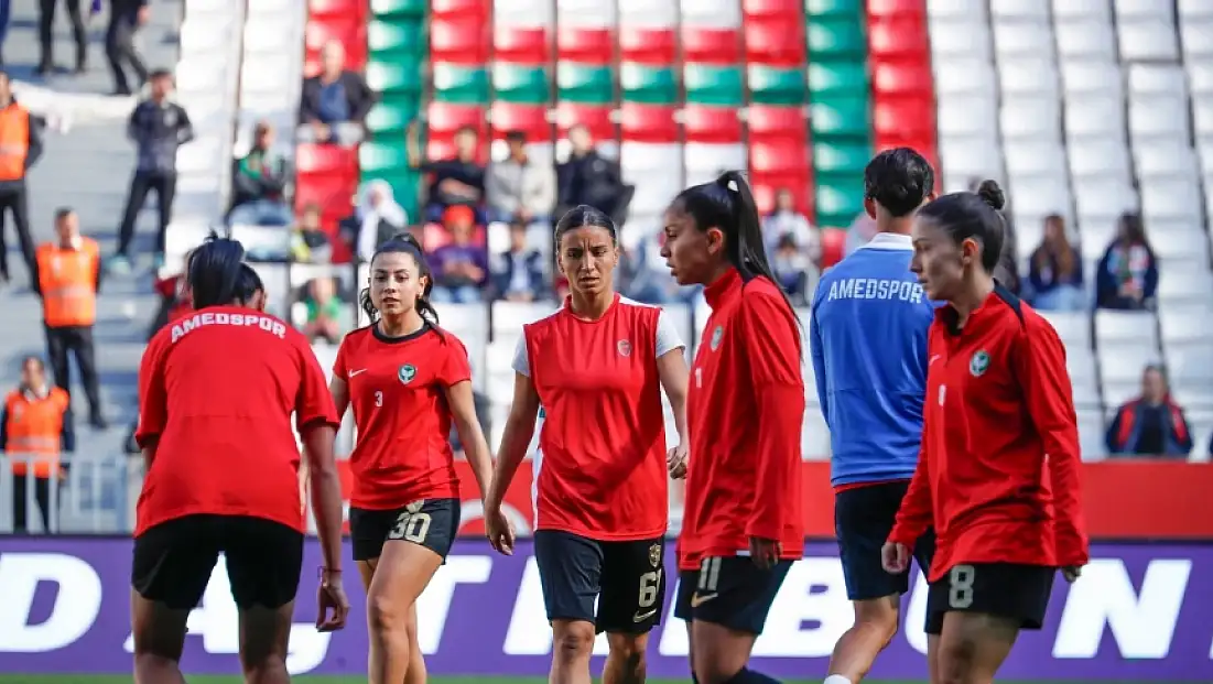 Amedspor Kadın Futbol Takımı, Trabzonspor’a 2-0 yenildi: Kadın taraftarlardan anlamlı destek