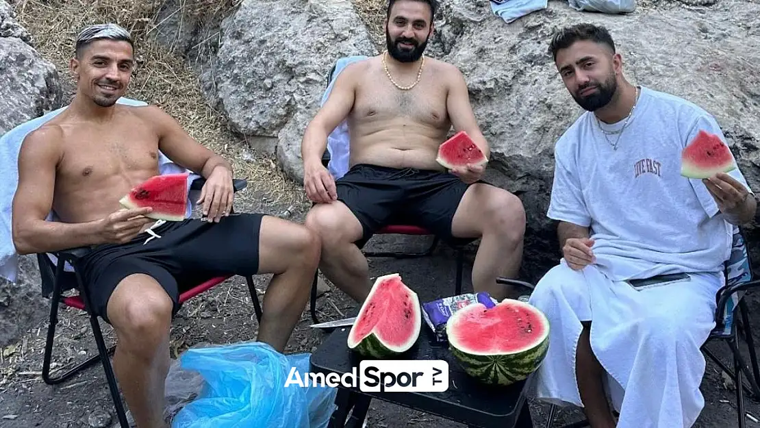 Amedspor'un iki yıldızı hem yüzdü hem karpuz yedi