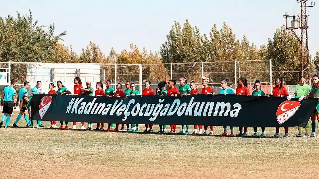 Amedspor'dan anlamlı pankart: Kadına ve çocuğa dokunma