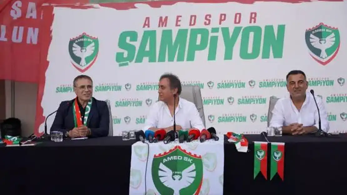 Amedspor'un başına geçen Ersun Yanal'ın imza törenine damga vuran olay! 'Hele bir suyumuzu iç...'