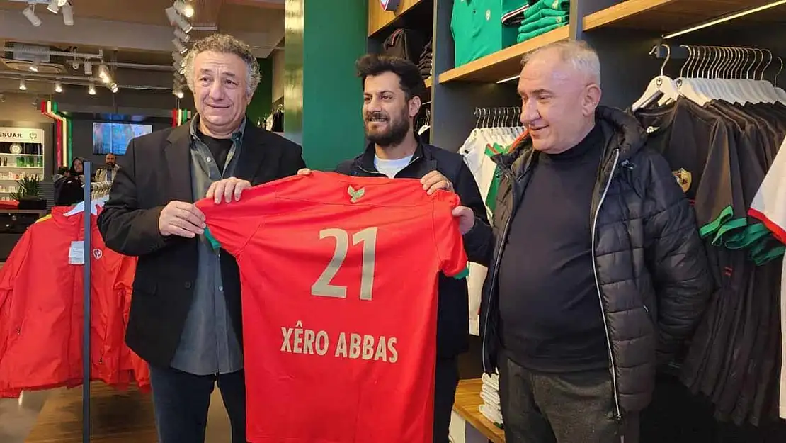 Xéro Abbas'a Amedspor forması hediye edildi