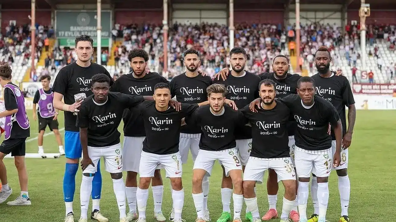 Amedspor Bandırma deplasmanında 'Narin Güran' yazan formalarla saha çıktı
