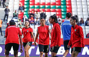 Amedspor Kadın Futbol Takımı, Trabzonspor'a 2-0 yenildi: Kadın taraftarlardan anlamlı destek