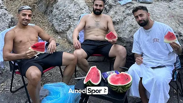 Amedspor'un iki yıldızı hem yüzdü hem karpuz yedi