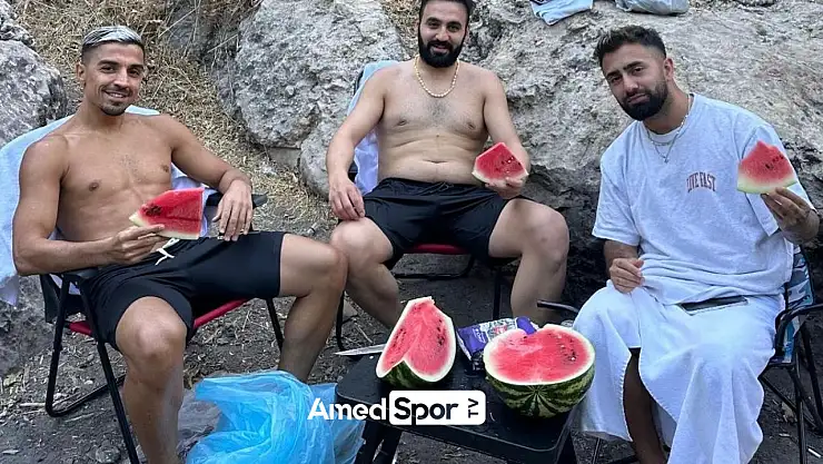Amedspor'un iki yıldızı hem yüzdü hem karpuz yedi