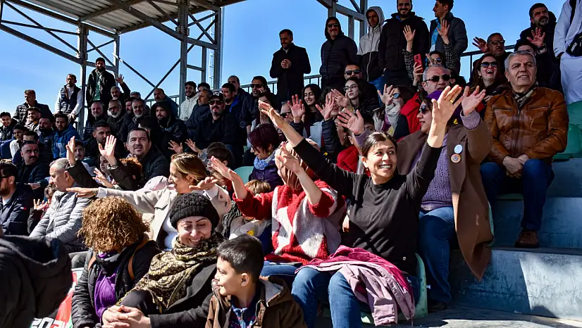 Diyarbakırlı Kadınlardan Amedspor'a tribün desteği!