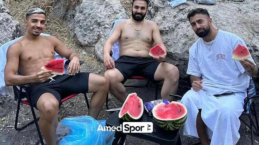 Amedspor'un iki yıldızı hem yüzdü hem karpuz yedi