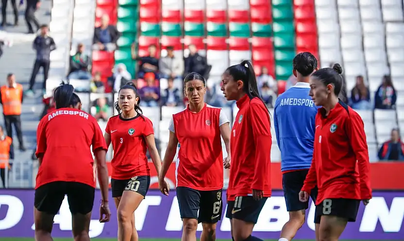 Amedspor Kadın Futbol Takımı, Trabzonspor'a 2-0 yenildi: Kadın taraftarlardan anlamlı destek